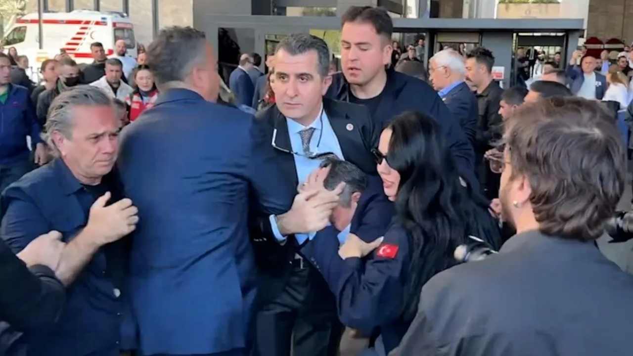 Özgür Özel'e AKM Çıkışında Yumruklu Saldırı